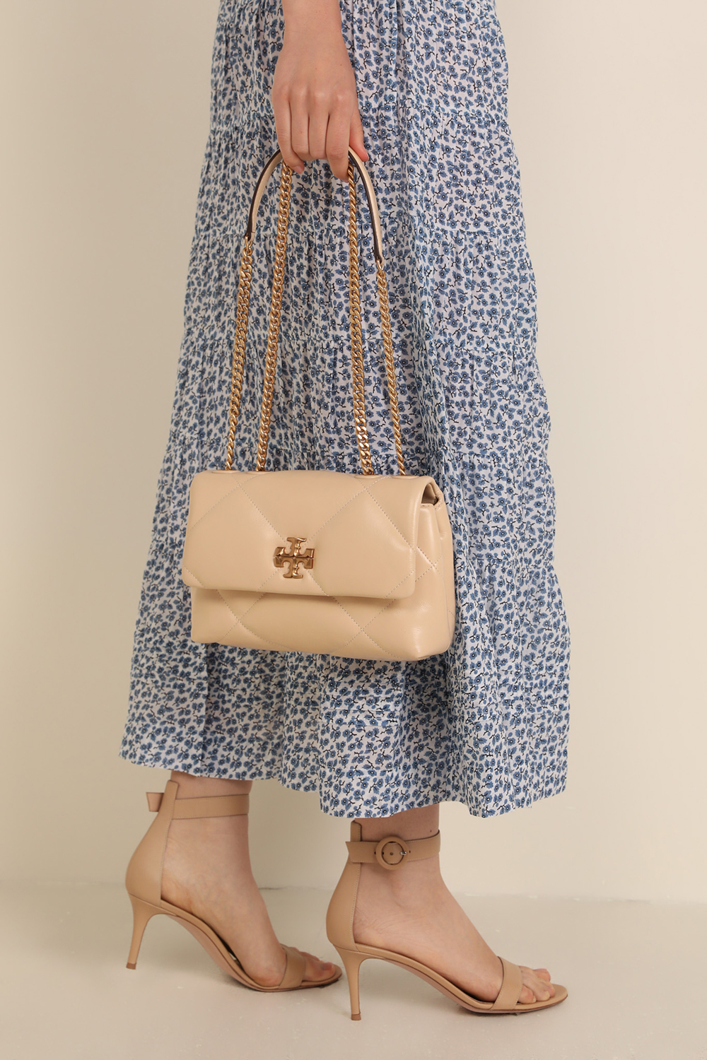 תמונת כל הלוק של תיק כתף קירה קווילט סמול